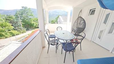Baška, hiša s 4 apartmaji na mirni lokaciji!