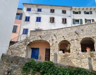 MOTOVUN – kuća u starom gradu s vrtom i pogledom!