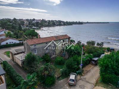 Novigrad okolica, kamnita hiša ob morju