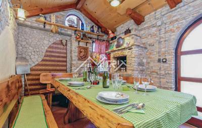 Šišan, Samostojna hiša z apartmaji, garažo in veliko parcelo