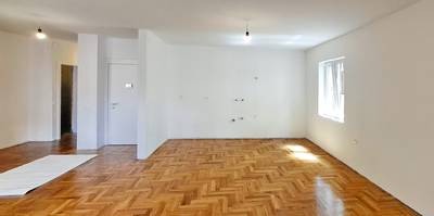 CENTER KOPRA ČUDOVITA LOKACIJA PRODAMO  OBNOVLJENO STANOVANJE