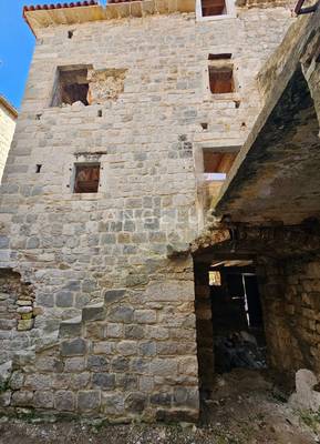 Kaštel Stari - kamnita hiša z dvoriščem v centru mesta