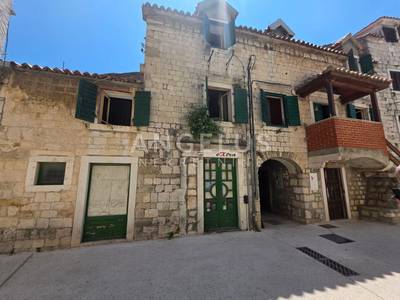 Kaštel Stari - kamnita hiša blizu morja