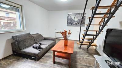 OBNOVLJENO TRISOBNO DUPLEKS STANOVANJE