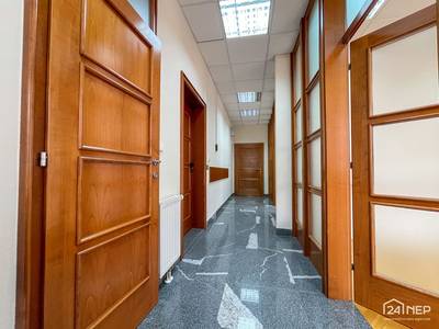 PISARNE Z ENIM PARKIRNIM PROSTOROM