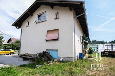 ENOTA DVOJČKA V PODPLEŠIVICI (l. 1970, zemljišče 447 m2)